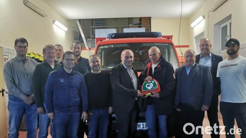 Die Raiffeisenbank Auerbach hat der Marktgemeinde Kohlberg beziehungsweise der Freiwilligen Feuerwehr einen Defibrillator übergeben. Bild: Marktgemeinde Kohlberg