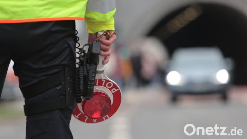 Die Beamten stellen mehrere Verstöße fest. (Symbolbild) Bild: Matthias Bein/dpa