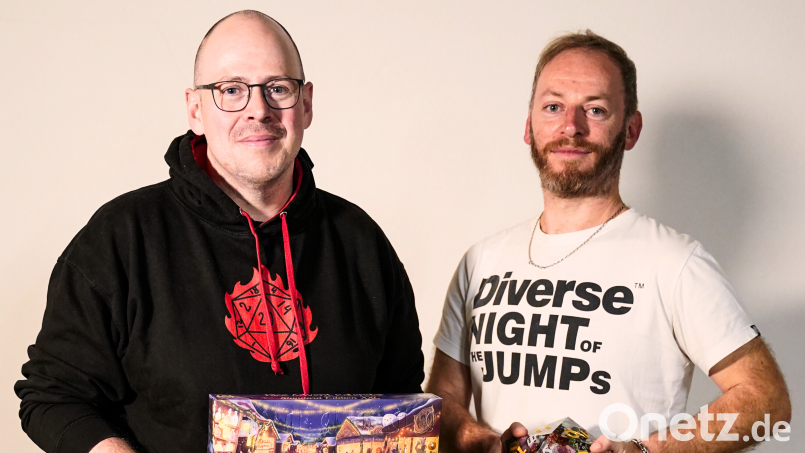 Würfel-Zauber trifft auf RPG-Hörbuch: Mit ihrem heiß begehrten Mystery Adventskalender 2025 bringen Florian Schwarz (links) und Mario Weiß (rechts) Spannung in die Vorweihnachtszeit. Bild: Marco Räder-Rubenbauer/exb