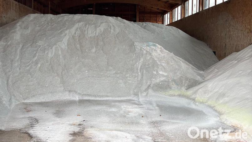 Ein Blick in ein gut gefülltes Salzlager: Das Staatliche Bauamt Amberg-Sulzbach ist für den Winterdienst gerüstet. Bild: Staatliches Bauamt Amberg-Sulzbach