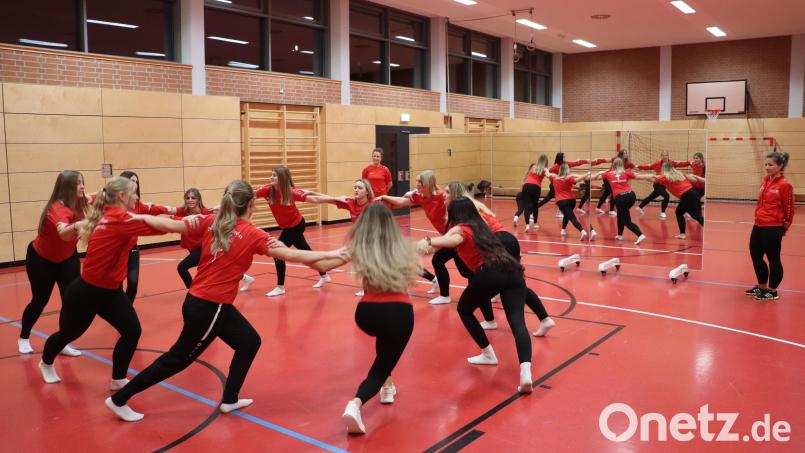 Der Spiegel trägt zu einem besseren Schritt- und Abstimmungsergebnis der Tänzerinnen bei. Bild: mrr