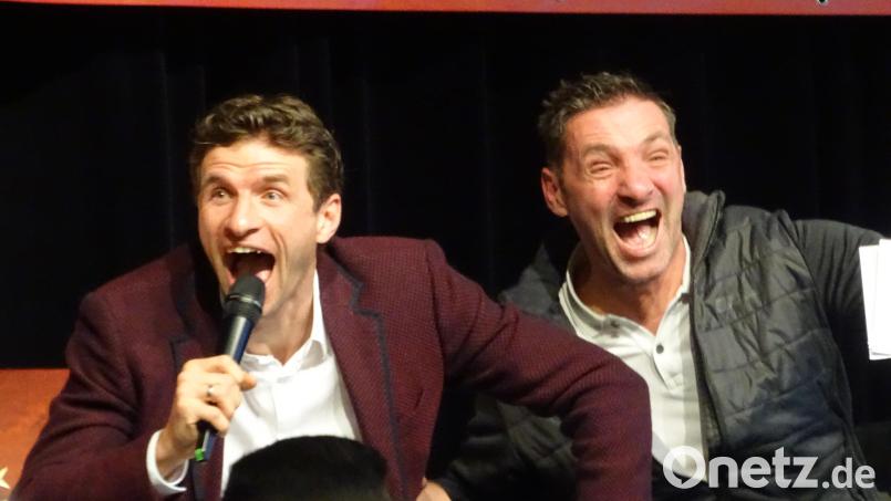 Eine Momentaufnahme und ihre Geschichte: Nationalspieler Thomas Müller (links) und sein Quizpartner Georg Irl lachen im Januar 2024 schallend auf der Stadthallenbühne in Neunburg vorm Wald. Jetzt erheiterte sich der 36-Jährige Fußballweltmeister erneut, als ihm sein Bruder Simon das Foto zum Signieren vorlegte. Archivbild: Houschka