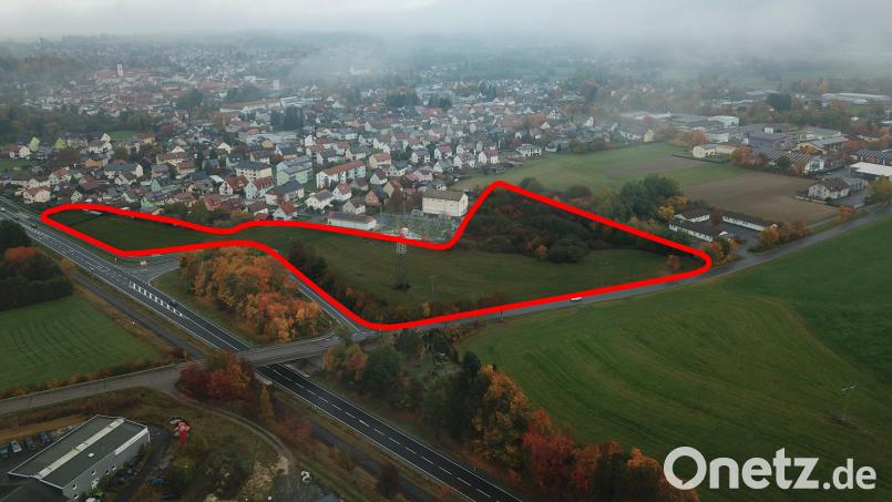In Nähe des Umspannwerks soll zwischen Neulerchenfeldweg und B 15 auf einer 2,1 Hektar großen Fläche ein Batteriespeicherprojekt entstehen. Deswegen hat der Stadtrat nun den Bebauungsplan &quot;Energiepark Süd&quot; beschlossen. Der Geltungsbereich ist rot umrandet. Bild: Stadt Tirschenreuth/Bearbeitung: Marco Meier, Oberpfalz-Medien