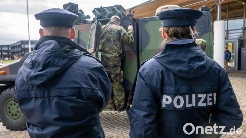 Bei einer Bundeswehrübung kam es versehentlich zu einem Schusswechsel zwischen Polizei und Bundeswehr. (Archivbild) Bild: Armin Weigel/dpa