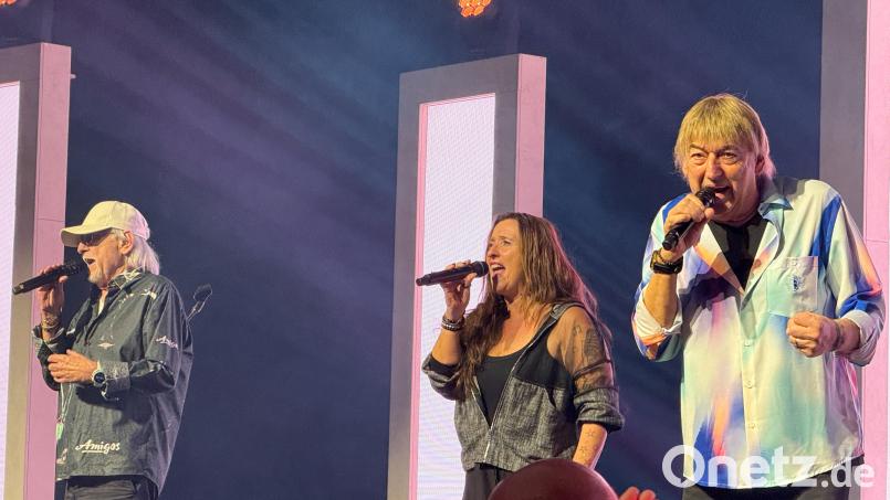 55 Jahre auf der Bühne: Die Amigos, Karl-Heinz (links) und Bernd (rechts) beim Konzert in Amberg, begleitet von Stargast Daniela Alfinito (Mitte) im ACC. Bild: Petra Hartl