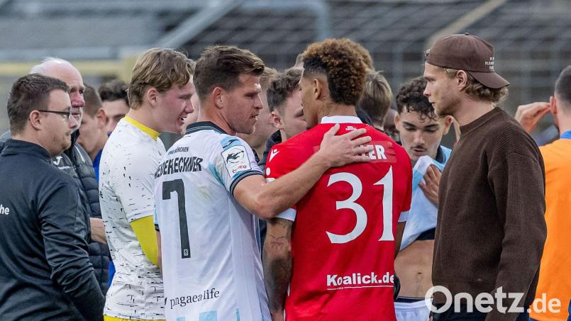 Nach dem Eklat gab es viele aufmunternde Worte für den Cottbuser Justin Butler. Jetzt ermittelt der DFB. Bild: Heike Feiner/Eibner Pressefoto/dpa