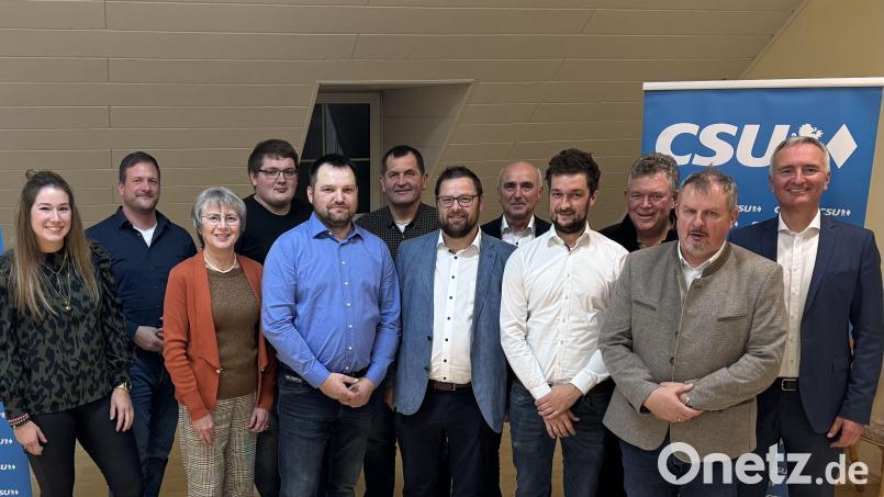 Kandidaten der CSU-Ortsverbände Freihung, Seugast und Großschönbrunn für die Marktgemeinderatswahl 2026. CSU-Kreisvorsitzender und Landtagsabgeordneter Harald Schwartz (rechts) gratuliert zur Nominierung. Bild: Marina Lautenschlager