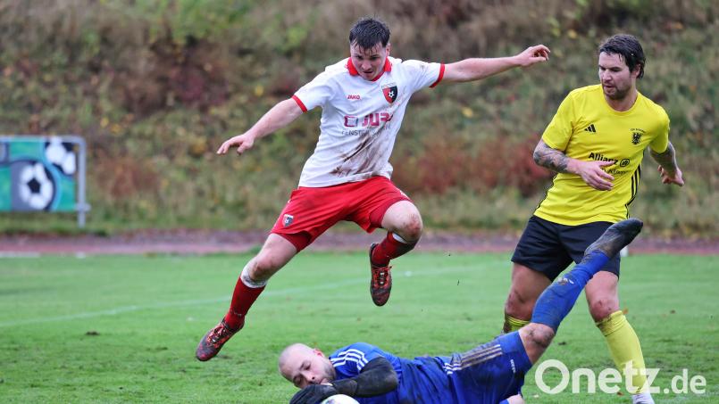 In dieser Szene konnte der Erbendorfer Keeper Michael Heisig gegen den Tabitzer Dominik Zawal (weißes Trikot) retten. Am Ende entschied die SpVgg Trabitz das Auswärtsspiel in Erbendorf aber trotzdem mit 3:0 für sich und bleibt so der ärgste Verfolger des SV 08 Auerbach. Bild: Dieter Jäschke
