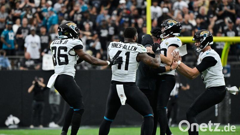Cam Little (2.v.r) hat einen NFL-Rekord aufgestellt, indem er ein Field Goal aus 68 Yards erzielte. Bild: David Becker/AP/dpa