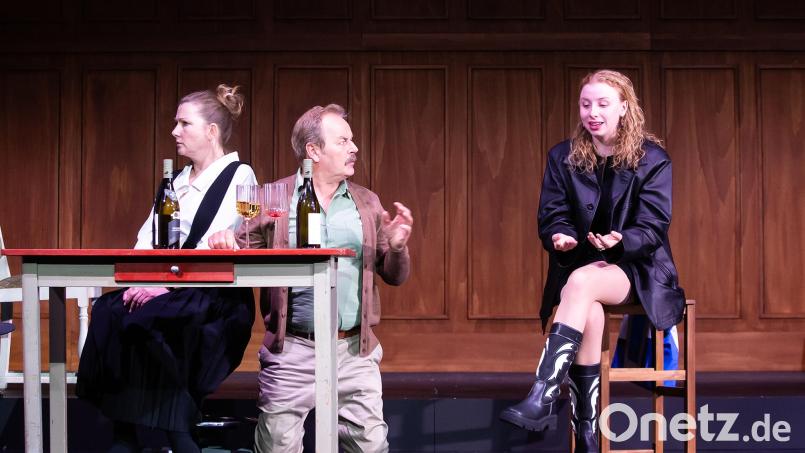 Da läuft was aus dem Ruder: Katja Studt, Till Demtrøder und Marie Fey (von links) im Psycho-Thriller &quot;Ellen Babić &quot;. Bild: Bo Lahola/Konzertdirektion Landgraf/exb