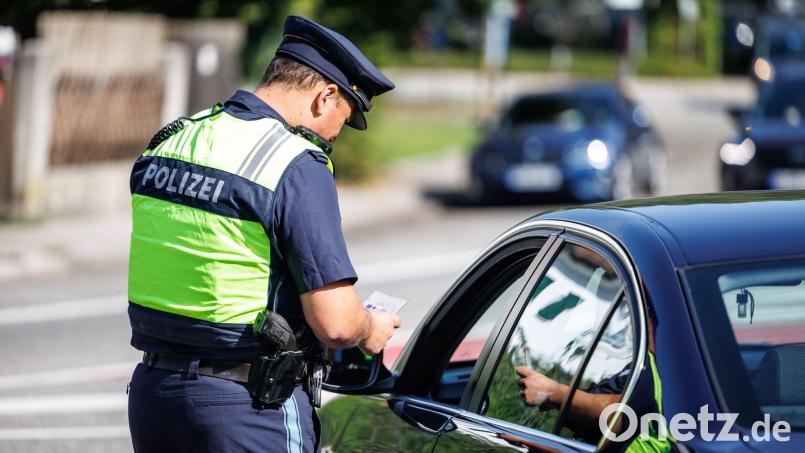 Beamte der Grenzpolizei Selb finden bei einer Fahrzeugkontrolle auf der A 93 bei Marktredwitz verbotene Waffen. Symbolbild: Matthias Balk/dpa