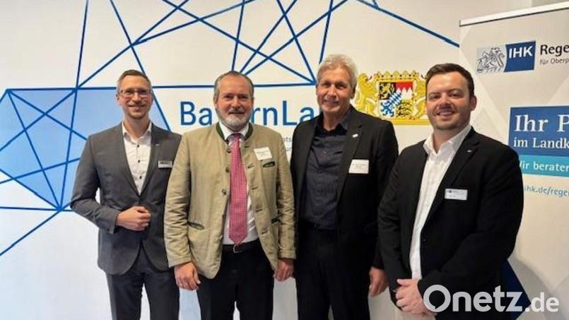 IHK-Geschäftsstellenleiter Schwandorf Josef Ebnet (von links) mit Nabburgs Bürgermeister Frank Zeitler, Technologie Campus-Geschäftsführer Thomas Niehoff und Michael Vogel von der IHK Regensburg. Bild: Birgit Dinauer