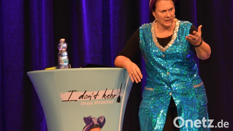 Ines Procter nimmt kein Blatt vor den Mund, wenn sie über ihre scharfsinnigen Beobachtungen wie über Digitalisierung, Bürokratie und moderne Alltagsabsurditäten spricht. Bild: Elisabeth Dobmayer