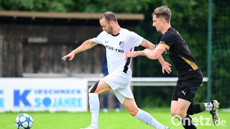 Nico Stark (rechts) und der FC Tirschenreuth hatten gegen den FC Marktleuthen um Spielertrainer Sebastian Bösel (links) überraschend deutlich das Nachsehen. Archivbild: Schrems, Thomas