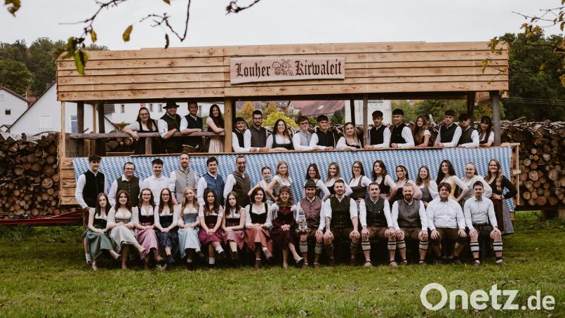 Die „Kirwaburschen“ und „Kirwamoidla“ in Luhe freuen sich auf fünf Tage voller Tradition und Feierlaune. Bild: Jonas Bäumler