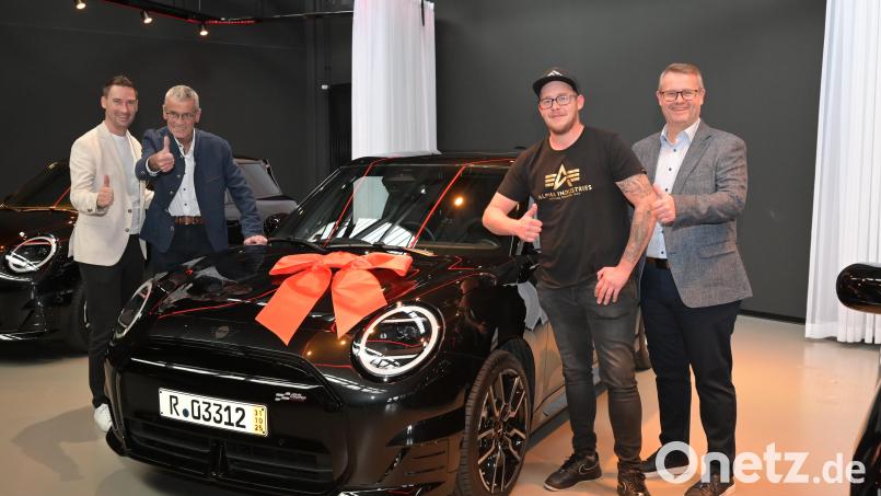 Geschäftsführer Markus Eichenseer, Gewinnsparverein Bayern, Regionalmarktleiter Anton Zilbauer, Volksbank Raiffeisenbank Nordoberpfalz, Gewinner Kevin Brenner aus Eslarn sowie Geschäftsstellenleiter Markus Dimper. Volksbank Raiffeisenbank Nordoberpfalz Bild: Gewinnsparverein Bayern, Fotojournalist Joachim Busch