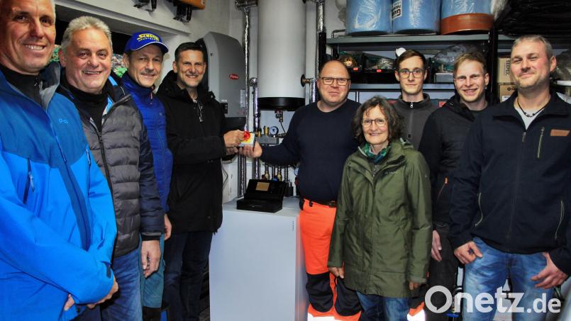 Bürgermeister Roman Berr und Betriebsleiter Peter Winkler nehmen die Wärmepumpe in Betrieb. Die Inbetriebnahme begleiteten (von links) die Gemeinderäte Christoph Miszka, Gerhard Pirner, Installateur Erich Schober, Bürgermeister Roman Berr, Peter Winkler, 2. Bürgermeisterin Lydia Zahner, Jonas Spiller und die Gemeinderäte Christoph Pirner und Markus Wagner. Bild: ds