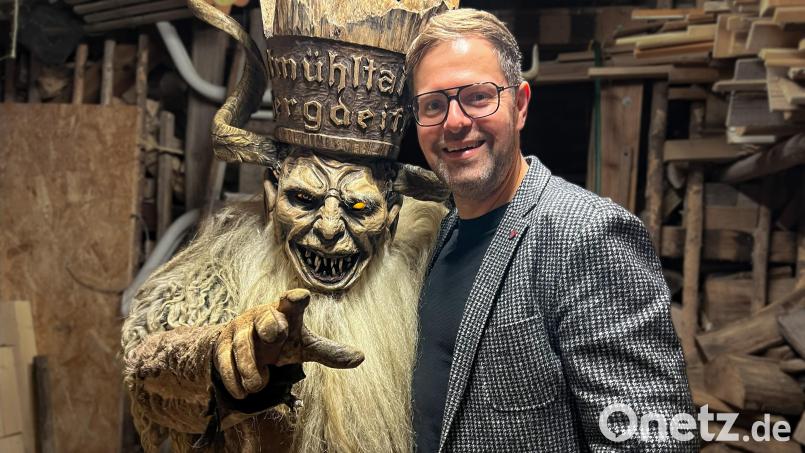 Organisator Harald Meier (rechts) und Sepp Wagner, Vorsitzender der teilnehmenden Altmühlthaler Bergdeifln, freuen sich auf drei Veranstaltungen rund im die Rauhnächte im Forsthof in Kastl. Bild: Harald Meier