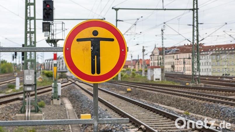 Eine Regionalbahn kollidierte mit einem Stein, der auf den Gleisen lag. Symbolbild: Alexandra Stolze