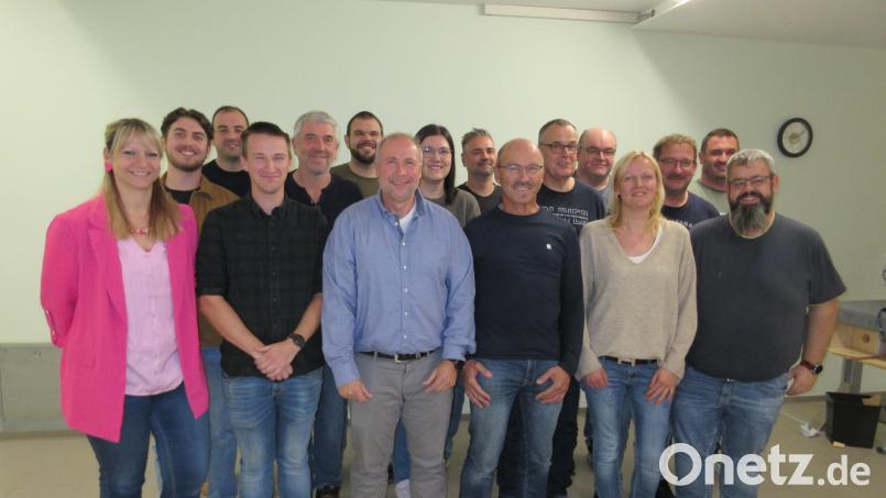 Die Stadtratskandidaten nach der Nominierung (von links): Susanne Mutzbauer, Sebastian Schlosser, Philipp Lindthaler, Pascal Rackwitz, Werner Schlosser, Christoph Prechtl, Matthias Rackwitz, Juliana Birner, Tobias Forster, Bernhard Keck, Mathias Kuhnt, Gerhard Neidl, Nadja Heindl, Christian Heindl, Martin Flierl, Florian Friedl. Bild: Johann Pilarski