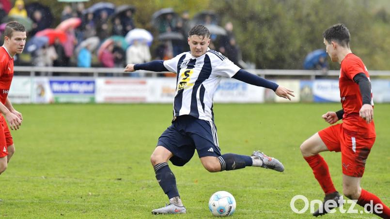 Klare Sache: Timo Rubenbauer (Mitte) fertigte mit dem SV Raigering Verfolger Königstein ab. Bild: Hubert Ziegler