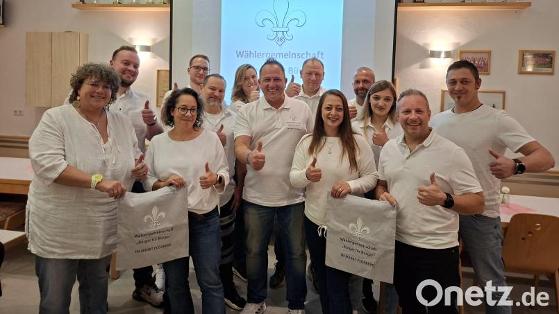 Susi und Raphael Bittner, Kerstin Chrobok, Daniel Frank, Andreas Chrobok, Jasmin Sankey, Christian Lang, Neziah Fritsch, Marius Milbauer, Sophie Meyer, Thomas Bock und Manuel Baier (von links) unterstützen ihren Vorsitzenden und Bürgermeisterkandidaten Marcus Fritsch (Mitte) als Kandidatinnen und Kandidaten für die Wählergemeinschaft "Bürger für Bürger" im Markt Plößberg bei den Kommunalwahlen im nächsten Jahr. Bild: prh