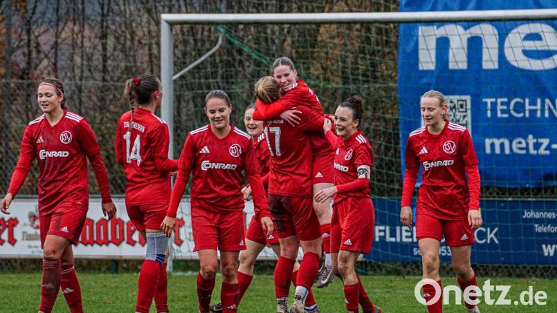 Die Kleinste ganz groß: Magdalena Milewski erzielte ihr erstes Tor im Verbandspokal für den TSV Theuern. Sie wird von Anne Wagner (17) umarmt. Bild: Hannah Dirscherl