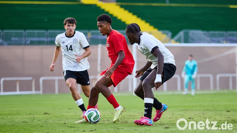 Beim 2:1-Testspielerfolg der deutschen U17-Nationalmannschaft gegen Kanada stand der Ebnather Toni Langsteiner (links, weißes Trikot) in der Startelf. Nun geht es für ihn zur U17-WM nach Katar. Bild: Orange Veins