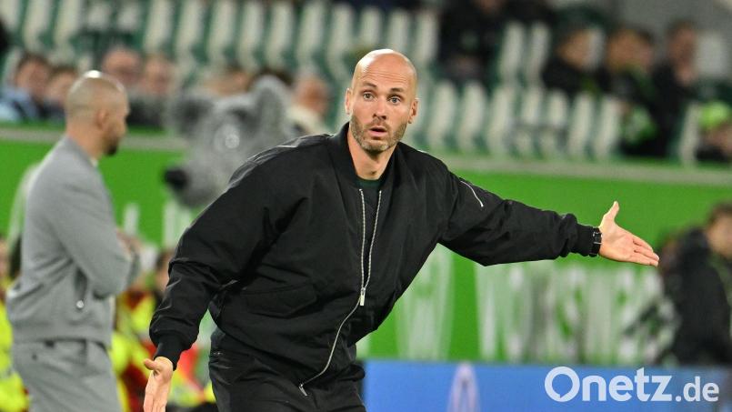 Bleibt vorerst Wolfsburg-Trainer: Der Niederländer Paul Simonis. Bild: Swen Pförtner/dpa