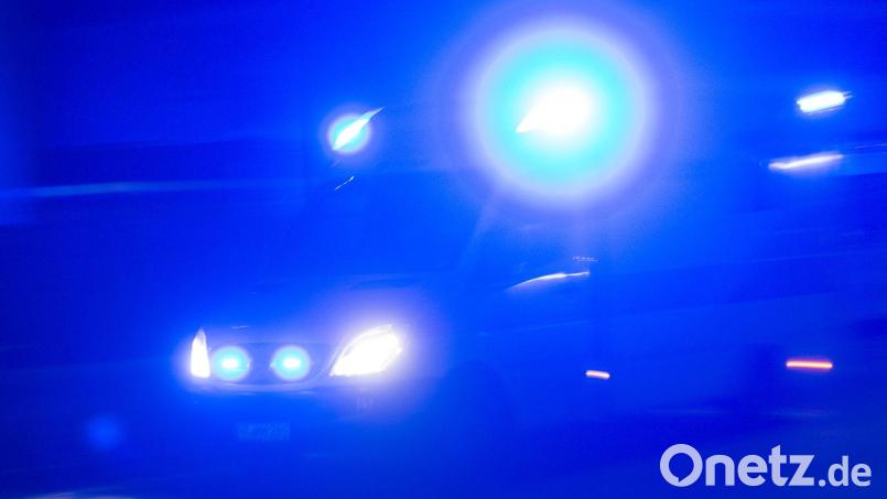 Mit Blaulicht rückten die Einsatzkräfte aus. (Symbolbild) Bild: Patrick Seeger/dpa