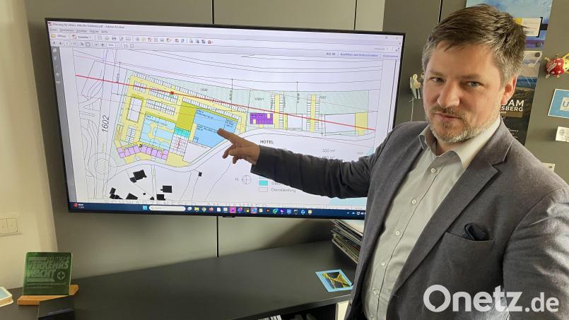 Da könnte etwas Großes entstehen: Schwarzenfelds Bürgermeister gibt Einblicke rund um die neuen Pläne für das Allkofer-Gelände. Bild: sbö