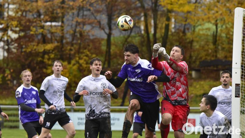 Nabburgs Torwart Thomas Bergmann rettet vor Detags vor Roko Prstec. Der TV siegte in Wernberg mit 4:1. Bild: Hans Mark