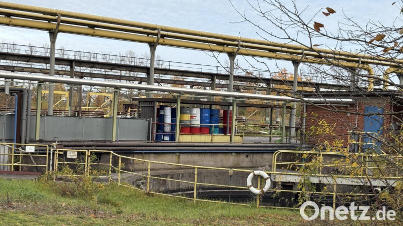 Die Kläranlage des Rohrwerks läuft noch weiter. Wer die Kosten für die Handvoll Mitarbeiter trägt, die hier noch arbeiten, wird gerade juristisch ausgehandelt. Bild: ge