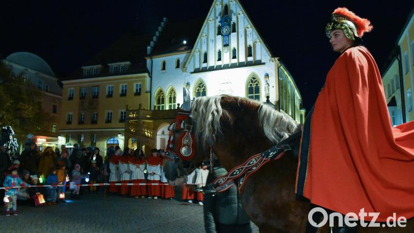 Sankt Martin auf dem Pferd. Der Legende nach war Martin ein römischer Soldat, der ein Herz für arme Menschen hatte. Später soll er Bischof von Tours (Frankreich) geworden sein. Bild: Stephan Huber
