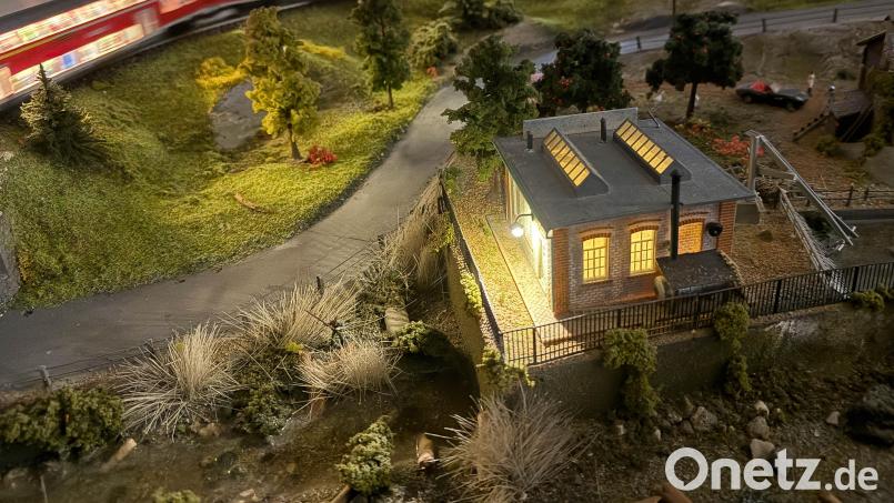 Wenn es Abend wird in der Miniaturwelt, erstrahlt das Bahnhäuschen im warmen Licht. Bild: Gabi Schönberger