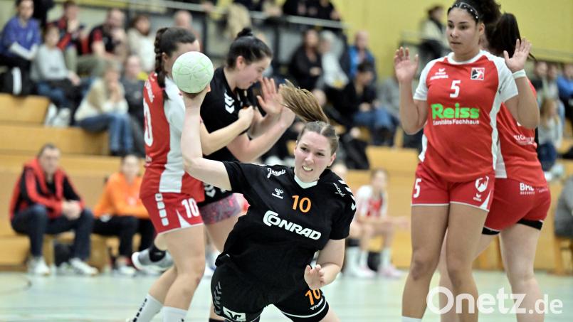 Tina Lösch (schwarzes Trikot, Szene aus einem früheren Spiel) beim Abschluss. Die Handballerinnen der HG Amberg verloren am Samstagnachmittag gegen den HC Forchheim. Archivbild: Hubert Ziegler