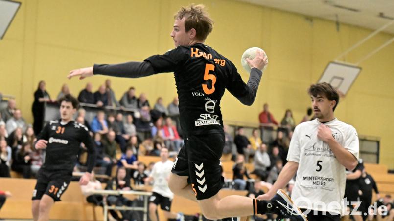 Kilian Ludwig (Mitte) von der HG Amberg kommt beim Derbysieg gegen Nabburg/Schwarzenfeld zum Torwurf. Am kommenden Samstag geht es für die HG gegen Eckenthal. Bild: Hubert Ziegler