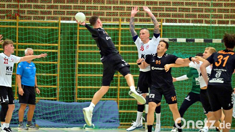 Julian Schaller (am Ball) und die HG Amberg sind gegen Herzogenaurach Favorit. Bild: Hubert Ziegler