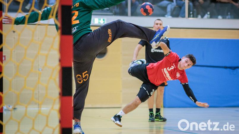 Bastian Ruhland (rotes Trikot, Szene aus der Partie gegen Amberg) und der HV Oberviechtach sind bei der SG Regensburg zu Gast. Bild: gud
