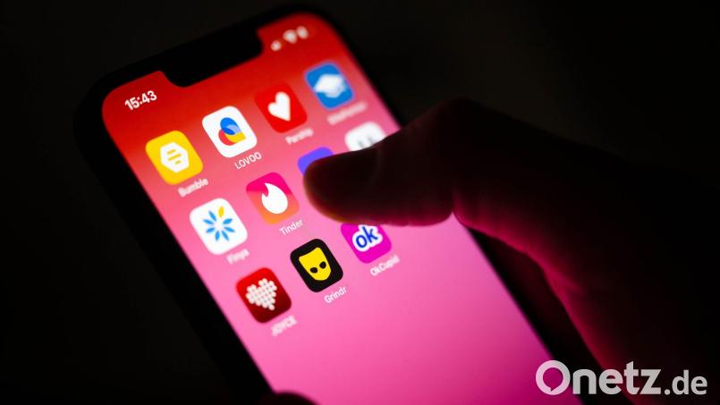 Betrugsmasche im Netz – ein Senior aus Bayern fiel auf falsche Liebesbekundungen herein. (Symbolbild) Bild: Sina Schuldt/dpa/dpa-tmn