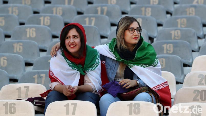 Frauen in Fußballstadien sind im Iran keine Selbstverständlichkeit. (Archivbild) Bild: Vahid Salemi/AP/dpa