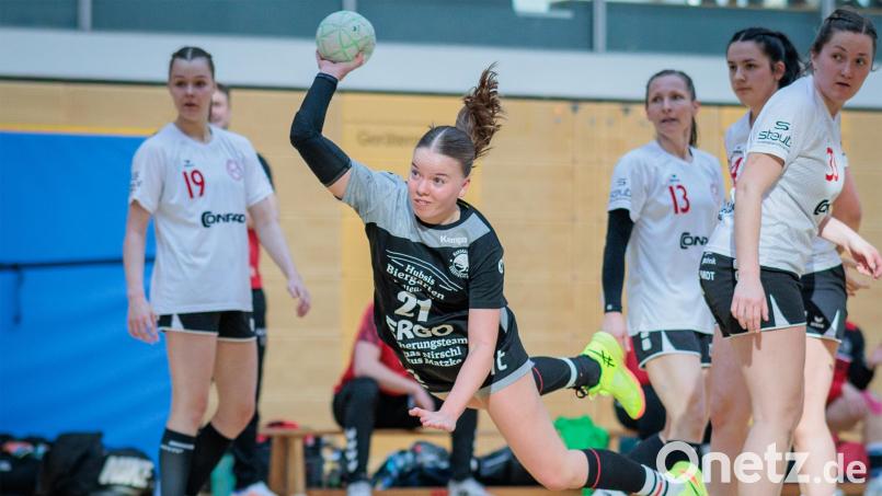 Rosa Teplitzky vom HV Oberviechtach am Kreis. Gegen eine starke Sulzbacher Defensive fanden die HV-Frauen am Wochenende kein Durchkommen. Bild: Guenter Uschold