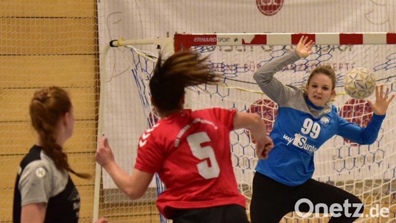 Torfrau Marie Fichtinger (rechts/Szene aus dem Spiel gegen Nabburg/Schwarzenfeld) war beim Sieg bei der SG Helmbrechts ein wichtiger Rückhalt. Bild: gud