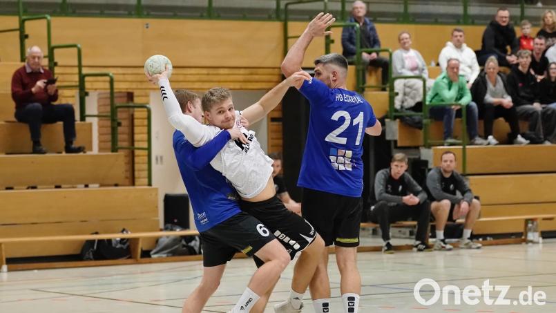 Anton Kallmeier (Mitte) und der HC Sulzbach ließen sich trotz größter Gegenwehr von der HG Eckental nicht aufhalten und feierten einen souveränen Heimsieg. Bild: ref