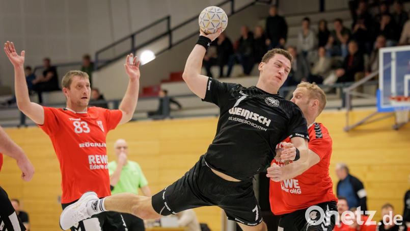 Jannik Uschold (Mitte) und der HV holten mit dem 30:30 beim TB Roding einen Punkt. Bild: Güenter Uschold