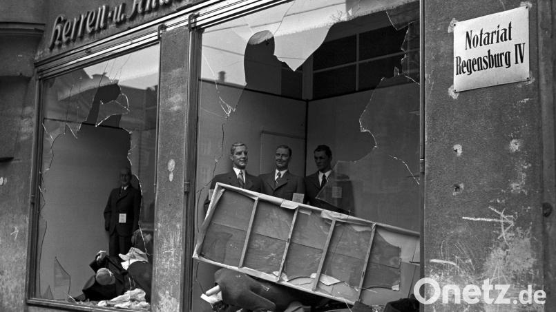 Das Bild zeigt ein verwüstetes Geschäft in Regensburg im November 1938. Bild: Christoph Lang/Stadt Regensburg, Bilddokumentation/exb