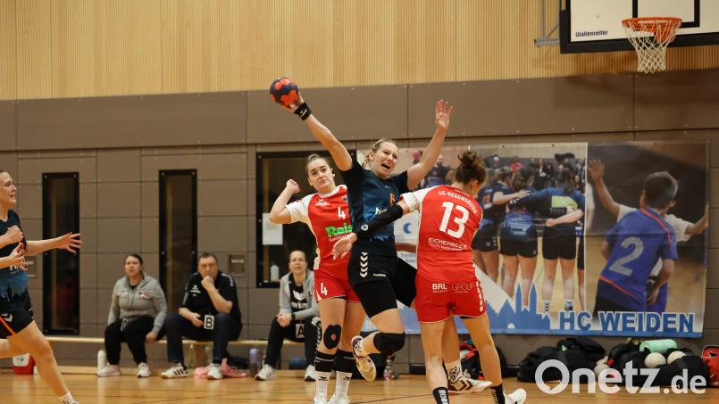 Für Franziska Ryder (dunkles Trikot) und ihre Teamkolleginnen gab es gegen die SG Regensburg zunehmend kein Durchkommen mehr. Bild: Dieter Jäschke