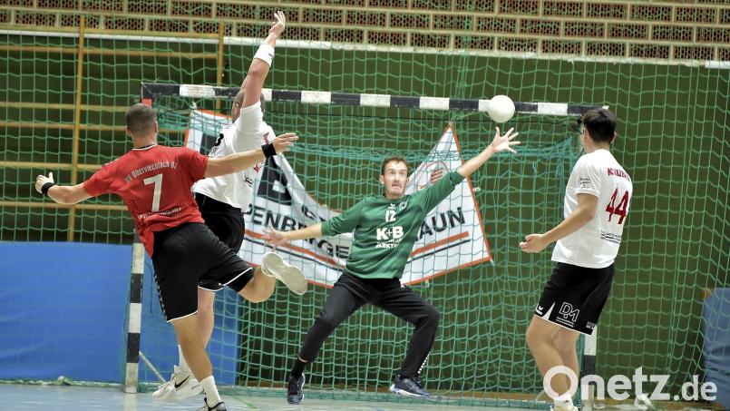 Sulzbachs Torhüter Filip Kaiser (Mitte) zeigte im Spiel beim TV Wackersdorf eine starke Leistung und war mit seinen Paraden mitverantwortlich für den klaren Sieg. Archivbild: Hubert Ziegler