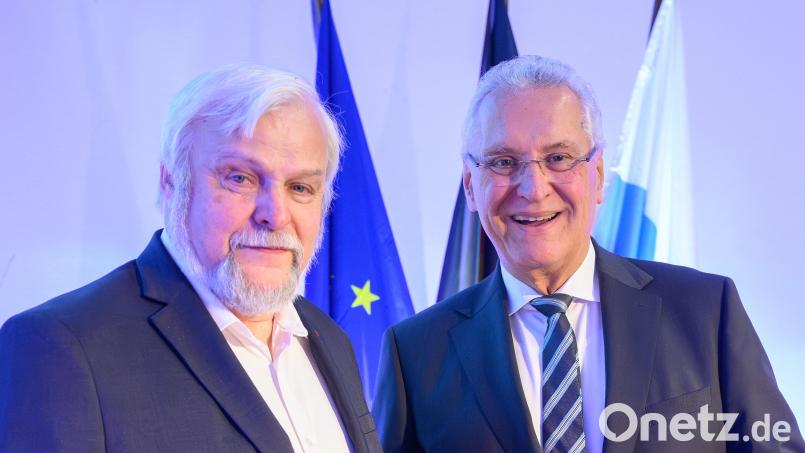 Helmut Götz erhält die Ehrung von Bayerns Innenminister Joachim Herrmann. Bild: Timm Schamberger/Bayerische Staatskanzlei