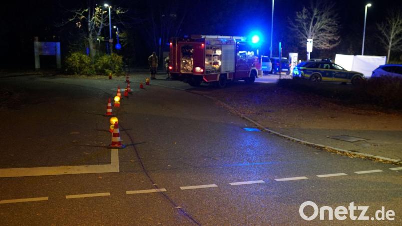 Nach einem gemeinsamen Restaurantbesuch hat ein Autofahrer seinen Bekannten erfasst und knapp 70 Meter mitgeschleift. Bild: Woelfl/SDMG/dpa
